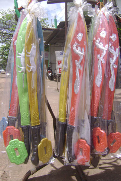 Thị trường các loại đồ chơi bạo lực cũng sôi động không kém. Ảnh Lê Hòa Thị trường các loại đồ chơi bạo lực cũng sôi động không kém. Ảnh Lê Hòa