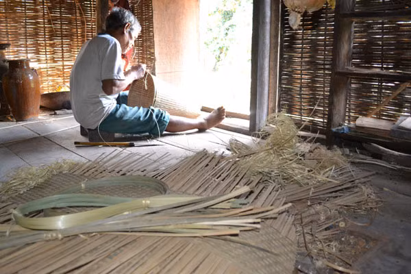 Đan gùi cho con cháu là thú vui thường ngày của bok Chil, 68 tuổi-một trong những người già nhất làng-trong không gian vắng lặng mênh mông này.