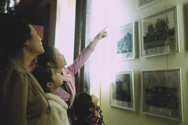 Chị Huyền Mai cùng các con đi thăm quan bảo tàng. Ảnh: Trần Dung