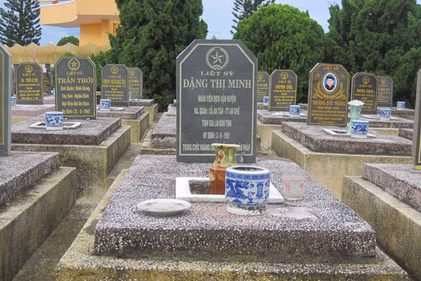 Mộ phần của liệt sỹ Đặng Thị Minh tại Nghĩa trang liệt sỹ thị xã An Khê. Ảnh: Hồng Thi