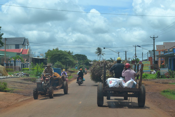 Xe công nông lưu thông trên quốc lộ 14. Ảnh: L.L