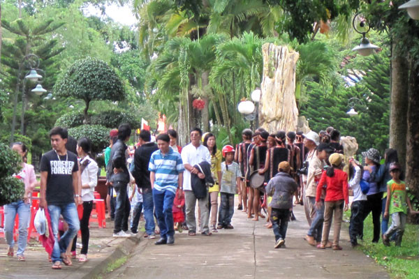 Mặc dù thời tiết mưa phùn lất phất nhưng dòng người vẫn đổ về các công viên để vui chơi, giải trí. Ảnh: Hồng Thi