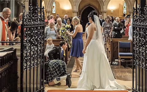 Cô dâu, chú rể cùng họ hàng đôi bên tất tả tìm chiếc nhẫn bị chàng phù rể hậu đậu đánh rơi.