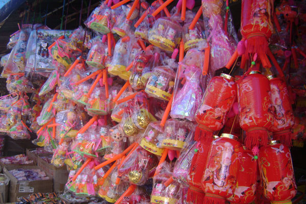 Thị trường đồ chơi trẻ em năm nay khá phong phú, giá cả cũng sẽ tăng 10-20%. Ảnh Lê Hòa Thị trường đồ chơi trẻ em năm nay khá phong phú, giá cả cũng sẽ tăng 10-20%. Ảnh Lê Hòa