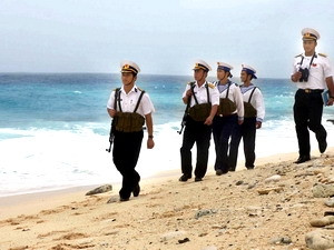 Các chiến sỹ Hải quân Nhân dân Việt Nam trên đảo Trường Sa tuần tra ven biển. Các chiến sỹ Hải quân Nhân dân Việt Nam trên đảo Trường Sa tuần tra ven biển.