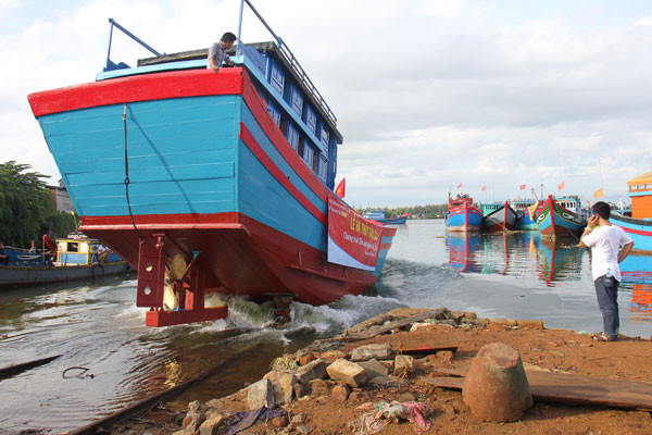 Đúng 7 giờ 20 phút sáng 26-9, chiếc tàu mới của ông Trần Phương đã được hạ thủy để tiếp tục bám biển làm ăn. Ảnh: Trường An