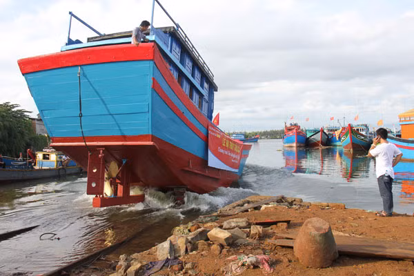Đúng 7 giờ 20 phút sáng 26-9, chiếc tàu mới của ông Trần Phương đã được hạ thủy để tiếp tục bám biển làm ăn. Ảnh: Trường An