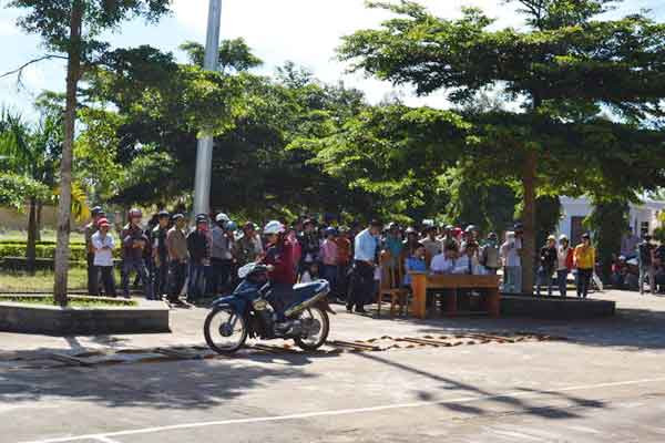 Thi thực hành lái xe môtô hạng A1. Ảnh: Lê lan Thi thực hành lái xe môtô hạng A1. Ảnh: Lê lan