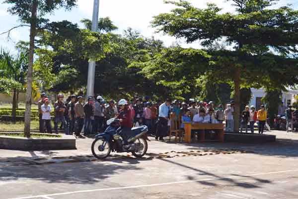 Thi thực hành lái xe môtô hạng A1. Ảnh: Lê lan