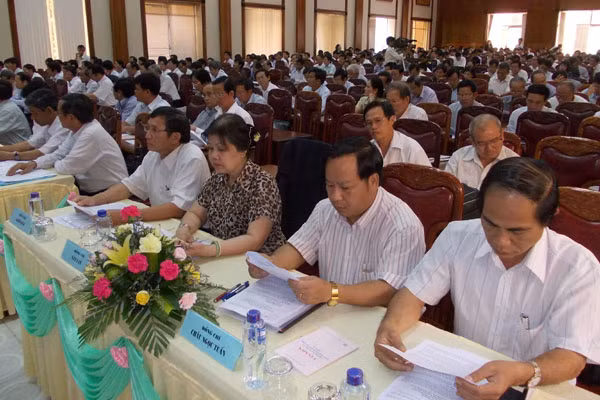 Cán bộ chủ chốt của tỉnh học tập Nghị quyết Trung ương 4. Ảnh: T.N