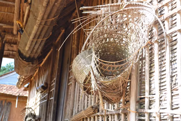 Nhiều dụng cụ lao động đã tả tơi vì bị bỏ quên cùng mưa nắng Tây Nguyên.