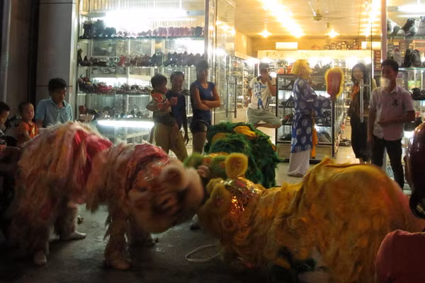 Ba lân chụm đầu.