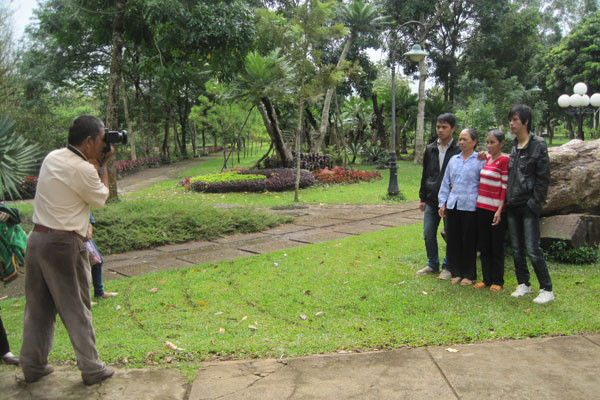 10- Chụp hình lưu niệm trong ngày lễ. Ảnh- Hồng Thi