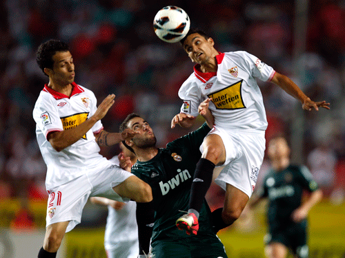 Real Madrid (áo xanh) bất lực trước lối đá rắn của Sevilla. Real Madrid (áo xanh) bất lực trước lối đá rắn của Sevilla.