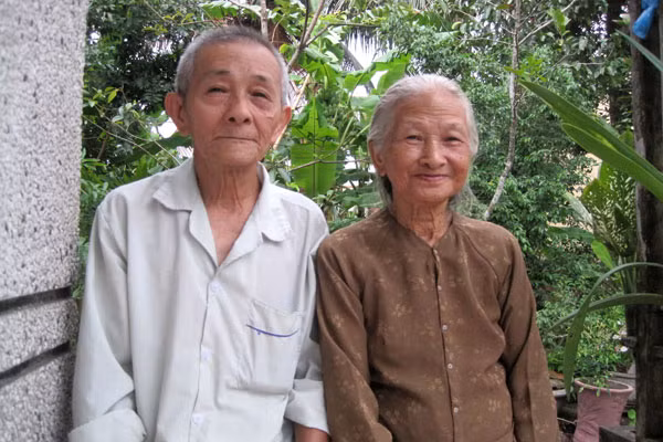 Niềm vui trên gương mặt của vợ chồng bà Thậm, ông Châu khi đã hoàn thành được ước nguyện bao năm của mình. Ảnh: Hồng Thi