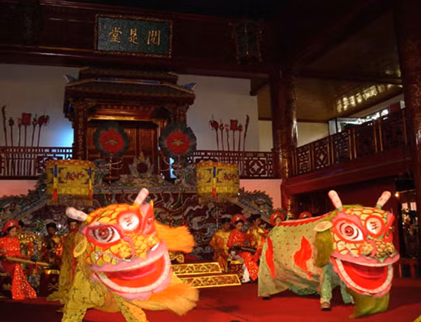 Màn biểu diễn lân mẫu xuất lân nhi trong cung đình Huế.