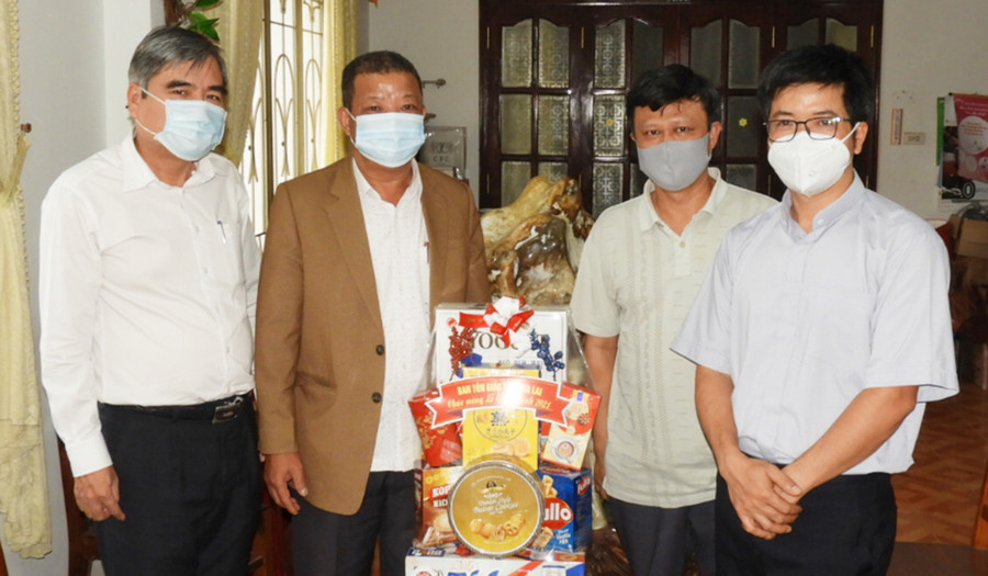 Trưởng Ban Tôn giáo tỉnh Hồ Hải Tần (thứ hai từ trái sang) chúc mừng Giáng sinh tại Giáo xứ Mẹ vô nhiễm (phường Hoa Lư, TP. Pleiku). Ảnh: Thanh Nhật (0273)
