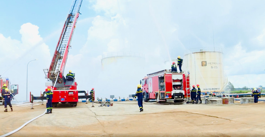 Lực lượng Cảnh sát Phòng cháy chữa cháy và Cứu nạn cứu hộ trực tiếp chỉ huy chữa cháy và cứu nạn cứu hộ. Lực lượng Cảnh sát Phòng cháy chữa cháy và Cứu nạn cứu hộ trực tiếp chỉ huy chữa cháy và cứu nạn cứu hộ.