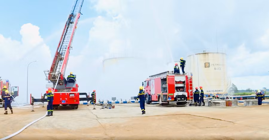 Lực lượng Cảnh sát Phòng cháy chữa cháy và Cứu nạn cứu hộ trực tiếp chỉ huy chữa cháy và cứu nạn cứu hộ.