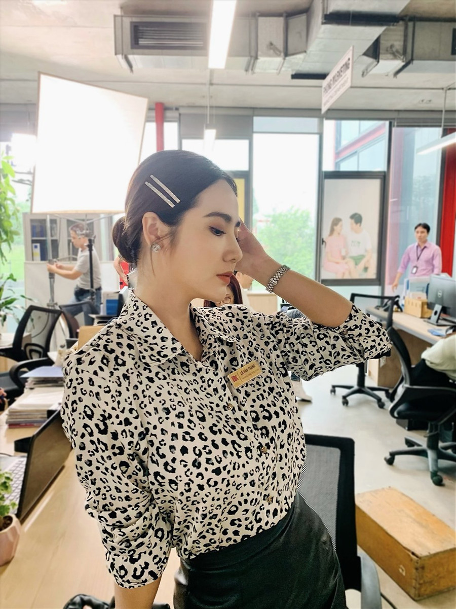 Phong cách thời trang năng động, cá tính của Phan Minh Huyền (Vân Trang) trong “Thương ngày nắng về”. Ảnh: NSCC