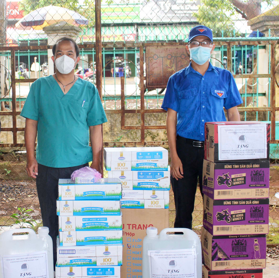 Anh Nguyễn Chí Cẩn (bìa phải)-Phó Chủ tịch Thường trực Hội LHTN Việt Nam tỉnh tặng vật dụng y tế, nhu yếu phẩm cho Bệnh viện dã chiến điều trị Covid-19 số 3. Ảnh: Thủy Bình Anh Nguyễn Chí Cẩn (bìa phải)-Phó Chủ tịch Thường trực Hội LHTN Việt Nam tỉnh tặng vật dụng y tế, nhu yếu phẩm cho Bệnh viện dã chiến điều trị Covid-19 số 3. Ảnh: Thủy Bình