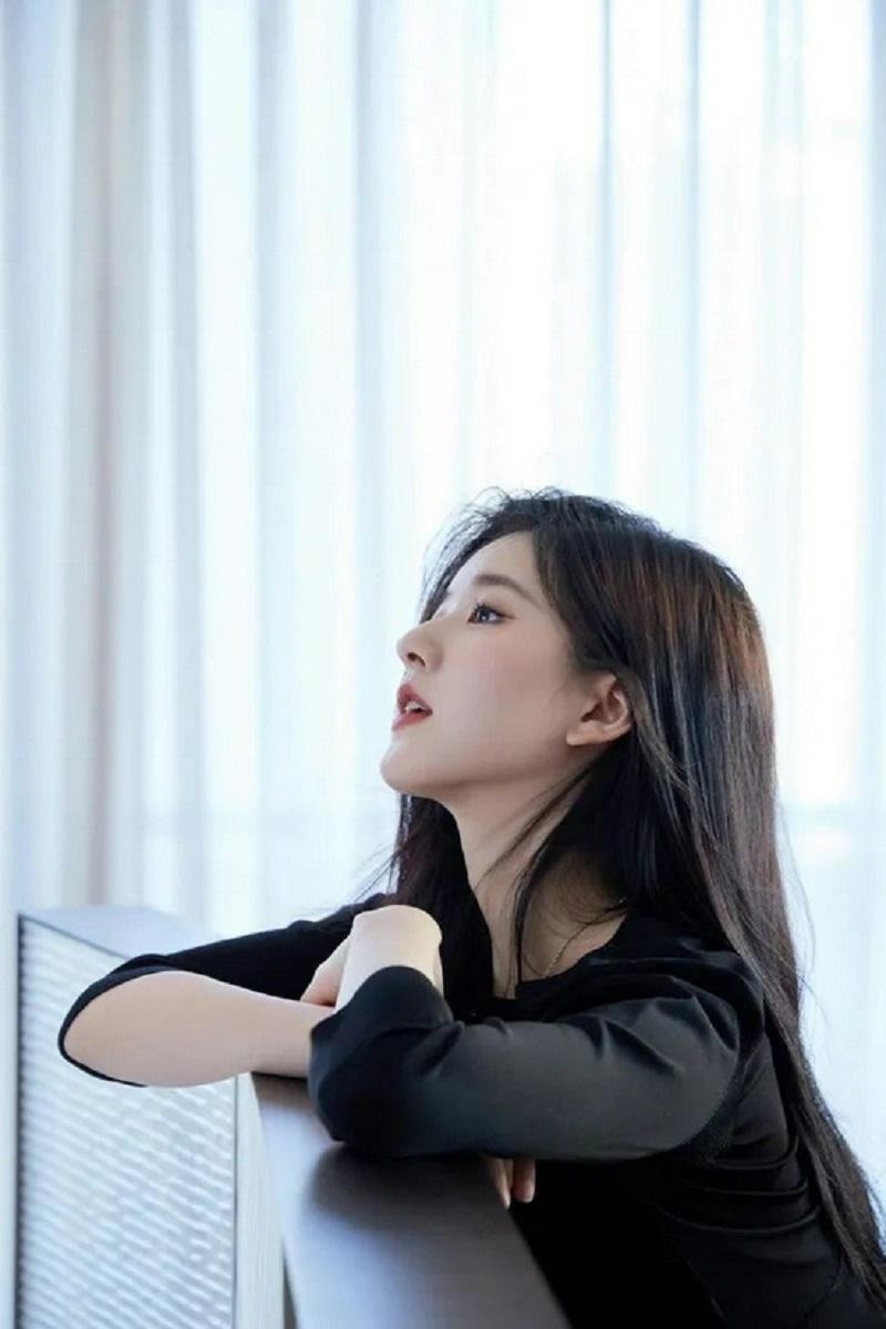  Cô nàng Triệu Lộ Tư chọn cách đánh má hồng tone nude và son cam đỏ nhìn vô cùng trong sáng dễ thương.