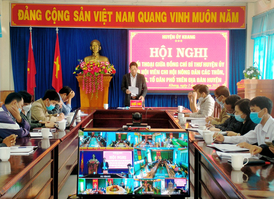 Bí thư Huyện ủy Kbang đối thoại với hội viên nông dân. Ảnh: Hồng Hạnh Bí thư Huyện ủy Kbang đối thoại với hội viên nông dân. Ảnh: Hồng Hạnh