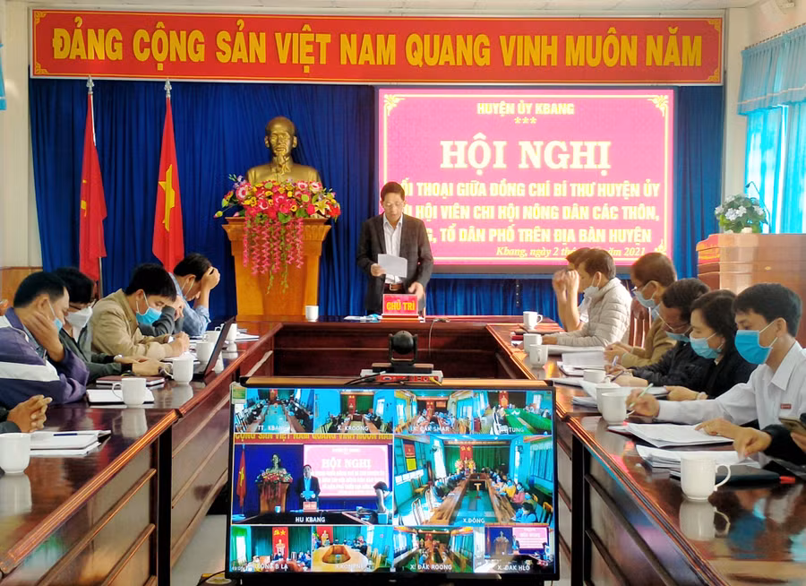 Bí thư Huyện ủy Kbang đối thoại với hội viên nông dân. Ảnh: Hồng Hạnh