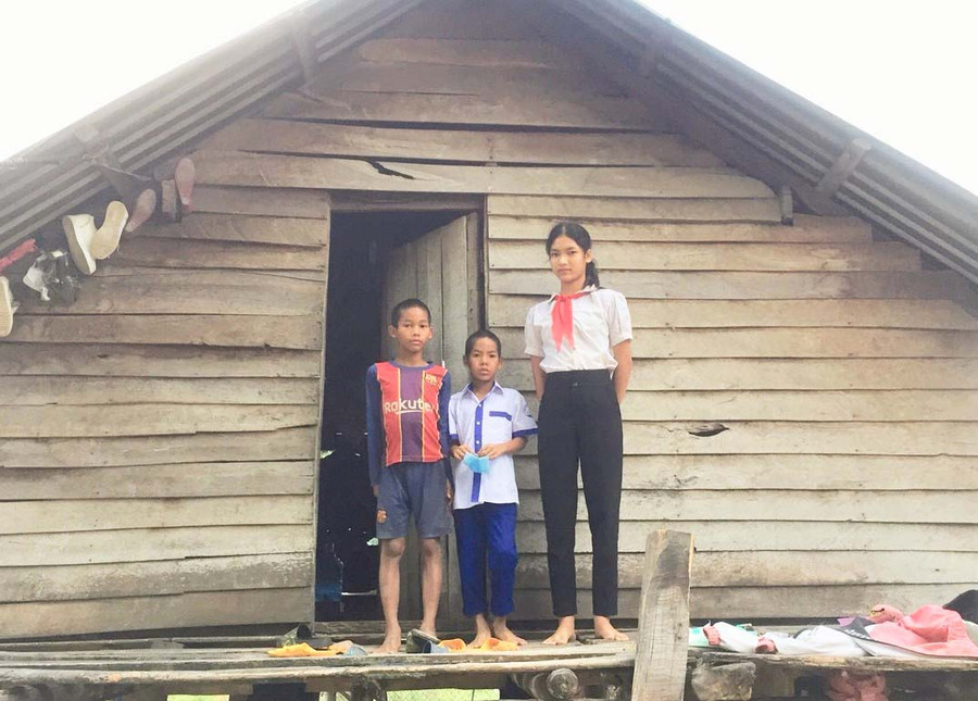 3 chị em H’Huệ tự chăm sóc nhau để mẹ đi làm xa. Ảnh: Anh Huy