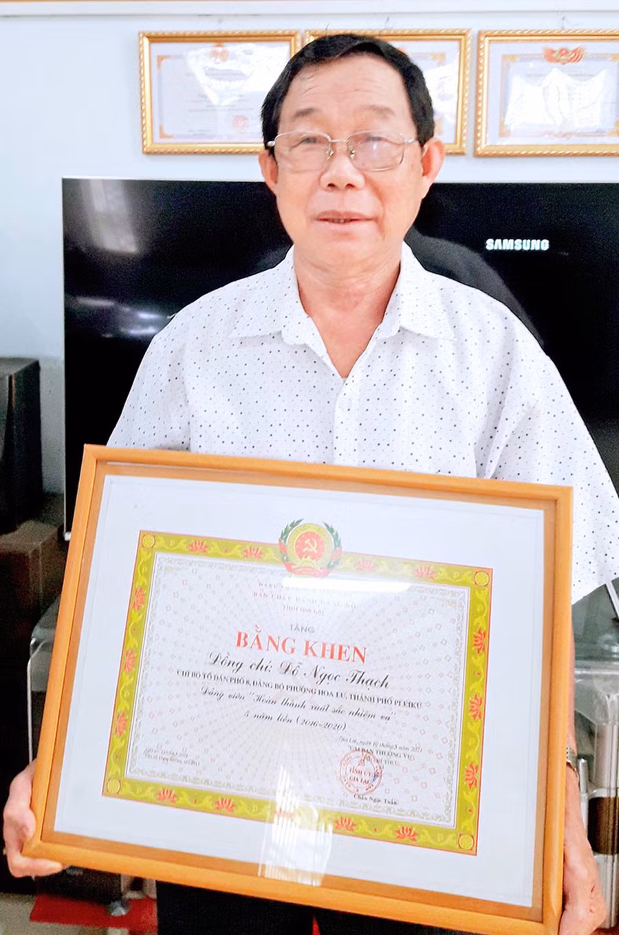  Ông Đỗ Ngọc Thạch nhận bằng khen đảng viên hoàn thành xuất sắc nhiệm vụ 5 năm liền (2016-2020) của Ban Chấp hành Đảng bộ tỉnh. 