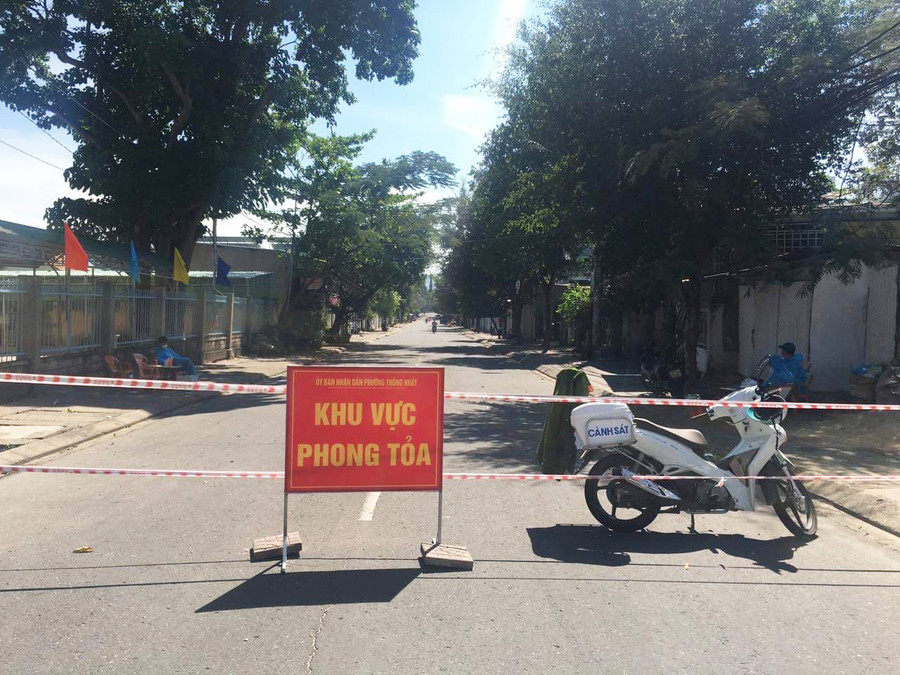  Các lực lượng chức năng tỉnh, thành phố, phường Thống Nhất tiến hành điều tra, truy vết các trường hợp có liên quan đến ổ dịch đường Lý Tự Trọng (ảnh chụp trưa 03/12/2021). Ảnh: MT