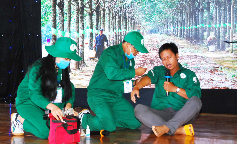 Tiết mục dự thi của công nhân Công ty TNHH một thành viên Cao su Chư Prông tại Hội thi an toàn vệ sinh viên giỏi năm 2020. Ảnh: Đinh Yến