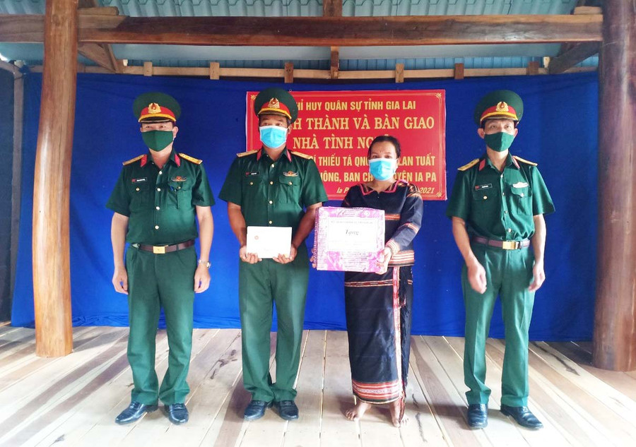 Bộ CHQS tỉnh bàn giao nhà tình nghĩa cho gia đình quân nhân có hoàn cảnh khó khăn công tác tại Ban CHQS huyện Ia Pa. Ảnh: Anh Huy