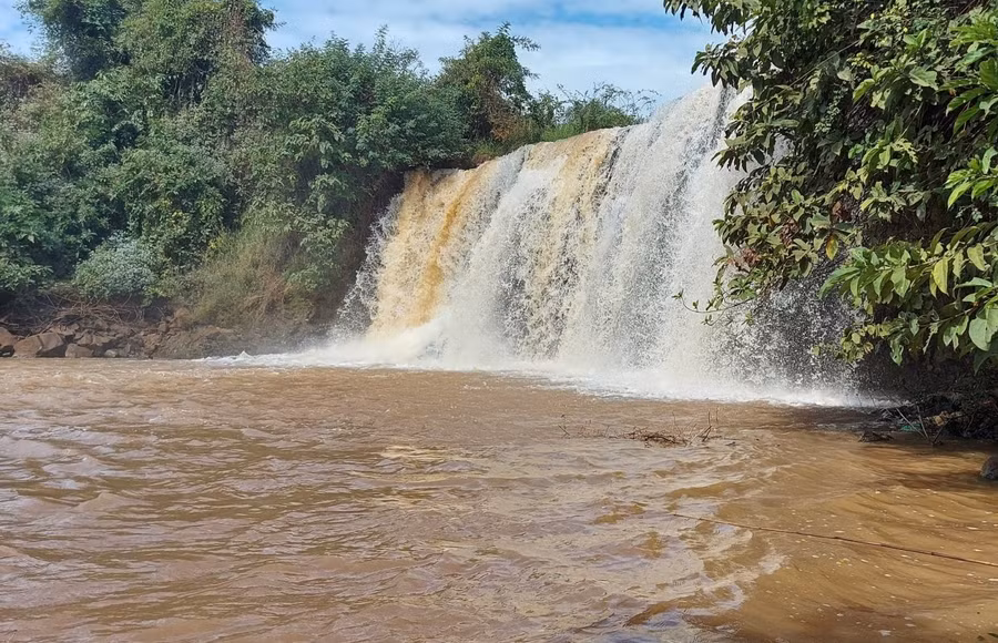 Thác Ia Nhí hùng vĩ. Ảnh: Thiên Di