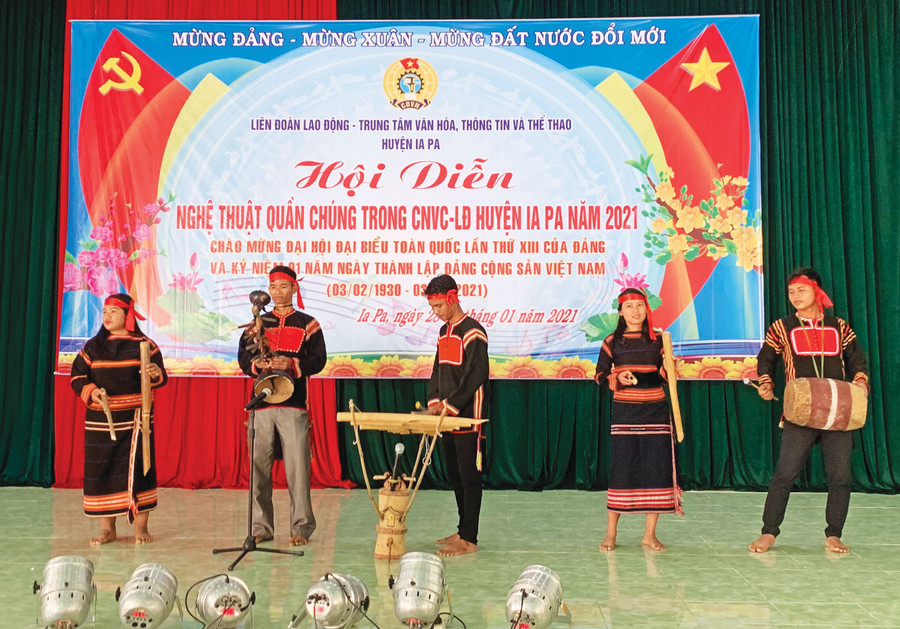 Anh Kpă Tư (con út ông Siu Nhuêl, đứng giữa) đánh đàn t’rưng trong tiết mục hòa tấu nhạc cụ truyền thống tại hội diễn nghệ thuật của huyện. Ảnh: Vũ Chi Anh Kpă Tư (con út ông Siu Nhuêl, đứng giữa) đánh đàn t’rưng trong tiết mục hòa tấu nhạc cụ truyền thống tại hội diễn nghệ thuật của huyện. Ảnh: Vũ Chi