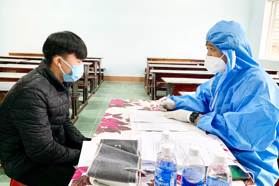  Nhân viên y tế tư vấn, khám sàng lọc trước khi tiêm vắc xin phòng Covid-19 cho người dân. Ảnh: Như Nguyện