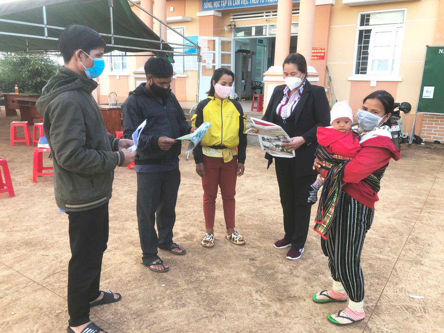 Cán bộ chuyên trách dân số xã Ia Sao (huyện Ia Grai) vận động người dân thực hiện kế hoạch hóa gia đình để nâng cao chất lượng dân số. Ảnh: Đinh Yến Cán bộ chuyên trách dân số xã Ia Sao vận động người dân thực hiện kế hoạch hóa gia đình để nâng cao chất lượng dân số. Ảnh: Đinh Yến