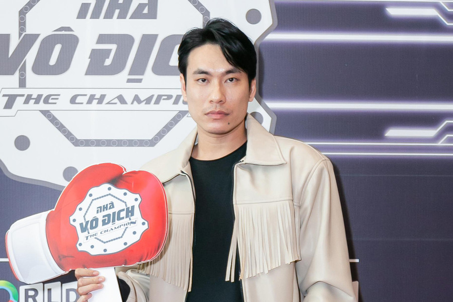 Bên cạnh đó, Kiều Minh Tuấn cũng hiện diện trên thảm đỏ với vẻ ngoài bụi bặm và không kém phần cá tính. Ảnh: BTC