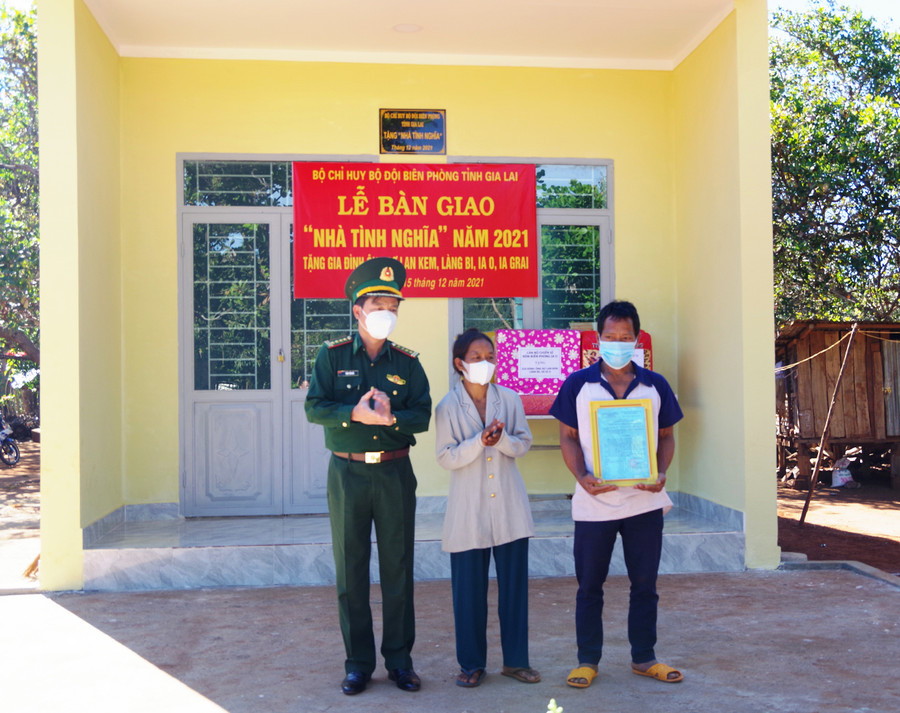 Đại tá Trần Tiến Hải-Chỉ huy trưởng Bộ Chỉ huy Bộ đội Biên phòng tỉnh trao quyết định bàn giao nhà cho gia đình ông Rơ Lan Kem. Ảnh: Vĩnh Hoàng Đại tá Trần Tiến Hải trao quyết định bàn giao nhà cho gia đình ông Rơ Lan Kem. Ảnh: Vĩnh Hoàng