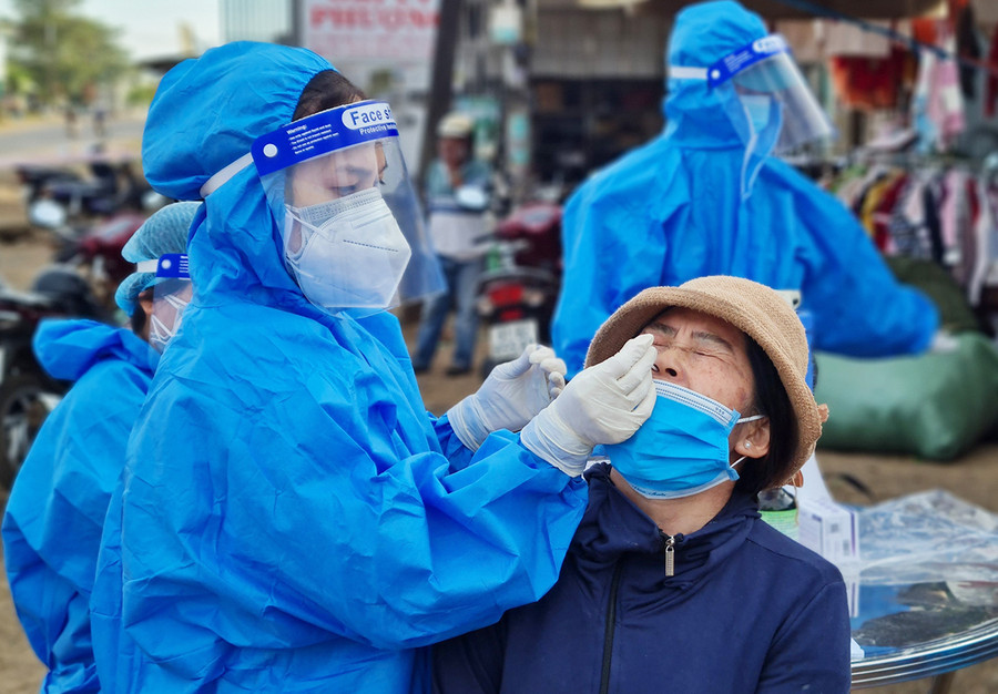 Nhân viên y tế lấy mẫu test nhanh SARS-CoV-2 tại chợ An Phú 2 (xã An Phú, TP. Pleiku). Ành: Bá Bính 1 Nhân viên y tế lấy mẫu test nhanh SARS-CoV-2 tại chợ An Phú 2 (xã An Phú, TP Pleiku) - Ành Bá Bính