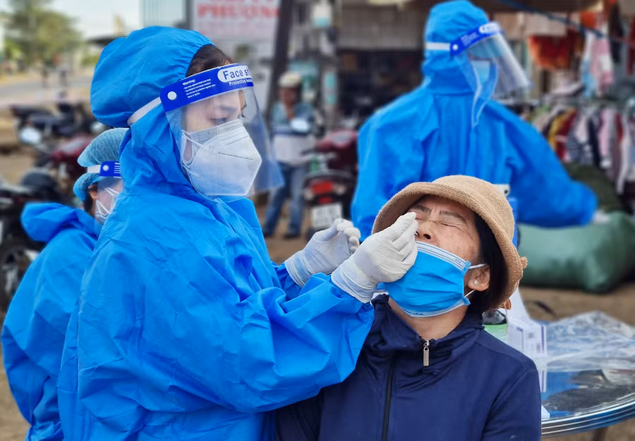 1 Nhân viên y tế lấy mẫu test nhanh SARS-CoV-2 tại chợ An Phú 2 (xã An Phú, TP Pleiku) - Ành Bá Bính