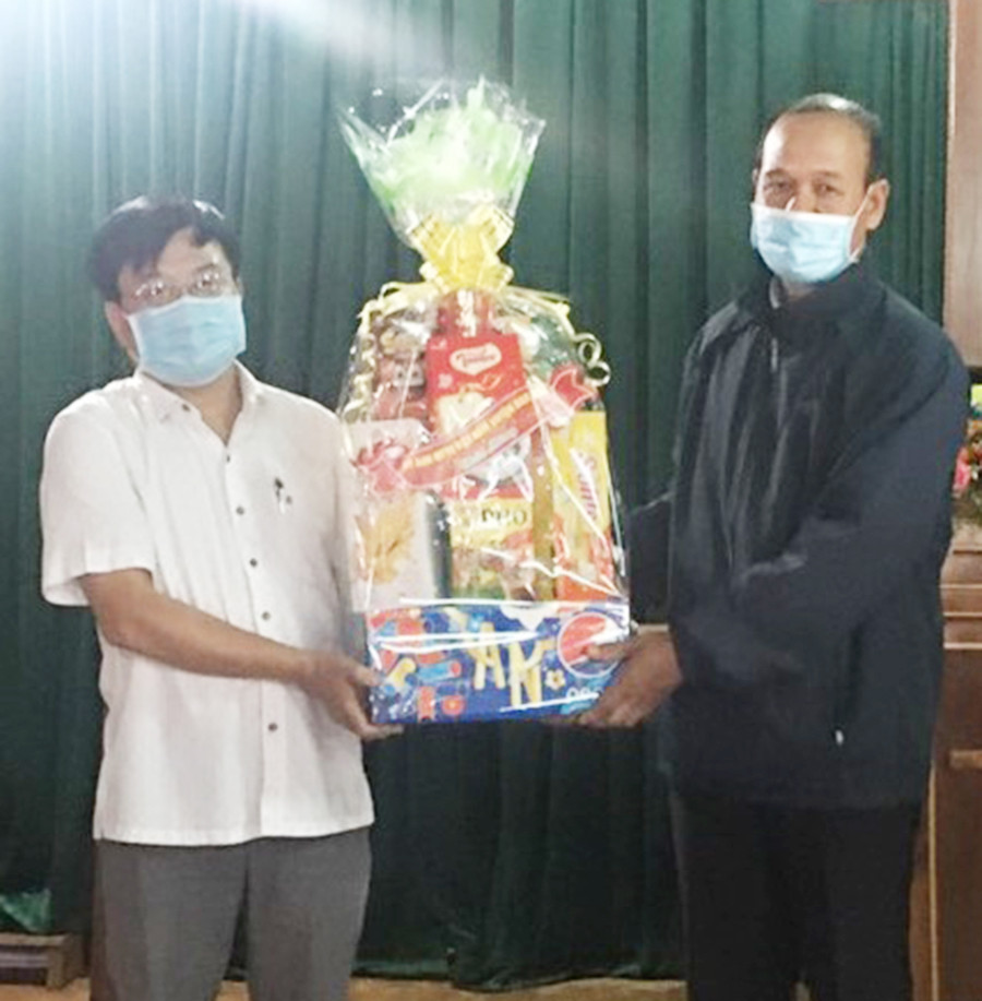 Ông Võ Tiến Đông-Phó Chủ tịch Ủy ban MTTQ Việt Nam huyện Đak Đoa (bên trái) thăm và chức mừng Chi hội Tin lành Đak Joh (xã Đak Krong) nhân dịp lễ Giáng sinh năm 2021. Ảnh: Ngọc Anh