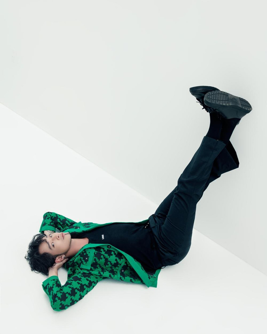 Nam diễn viên cũng cho biết bản thân ngày một trưởng thành và cố gắng làm nghề tử tế để xứng đáng với tình yêu thương của khán giả. Anh chia sẻ: “Hoàng Phi của bây giờ khác nhiều so với trước. Nếu như trước đây là một Hoàng Phi bộc trực, nóng tính thì ở hiện tại, tôi cẩn trọng hơn với những hành động, phát ngôn của mình. Bởi tôi biết khi là người nổi tiếng, một lời nói của mình đôi khi tác động đến nhiều người. Tôi không muốn làm những khán giả yêu mến mình tổn thương