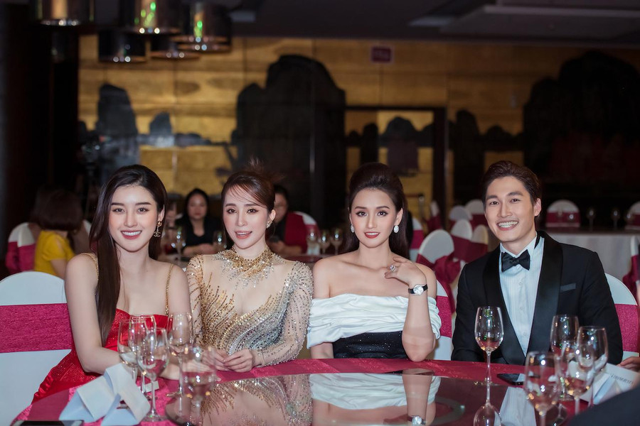 Á hậu Huyền My (bìa trái), Lã Thanh Huyền đều là những người bạn thân thiết của Quỳnh Nga cũng góp mặt tại sự kiện này. Ảnh: Trương Gia Huy