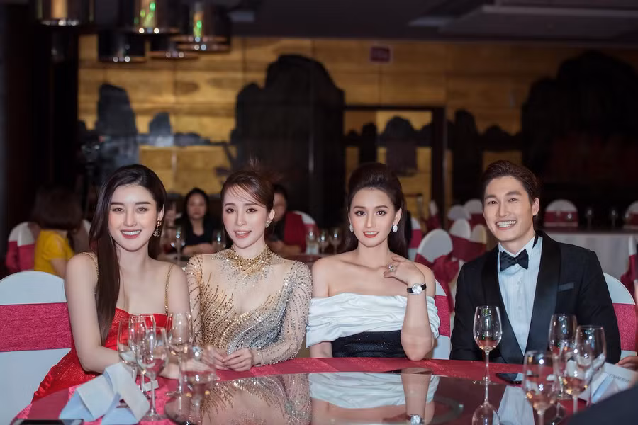 Á hậu Huyền My (bìa trái), Lã Thanh Huyền đều là những người bạn thân thiết của Quỳnh Nga cũng góp mặt tại sự kiện này. Ảnh: Trương Gia Huy