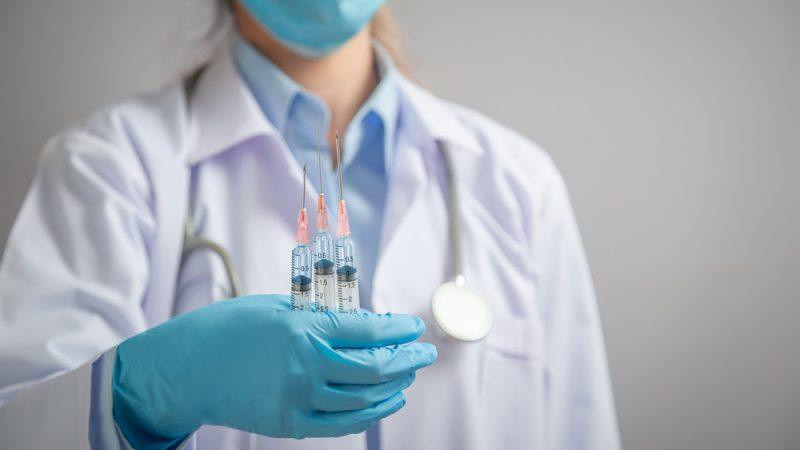 Nghiên cứu phát hiện tiêm mũi 3 có thể làm giảm 90% nguy cơ tử vong. Ảnh: Shutterstock Nghiên cứu phát hiện tiêm mũi 3 có thể làm giảm 90% nguy cơ tử vong. Ảnh: Shutterstock