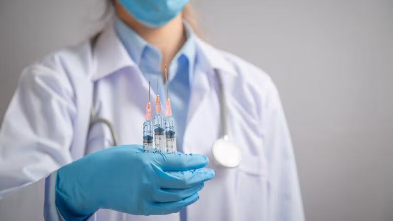 Nghiên cứu phát hiện tiêm mũi 3 có thể làm giảm 90% nguy cơ tử vong. Ảnh: Shutterstock