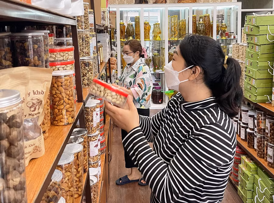  Các mặt hàng đặc sản địa phương được trưng bày tại cửa hàng đặc sản Thu Loan (26 Phan Đình Giót, TP. Pleiku). Ảnh: Lam Nguyên