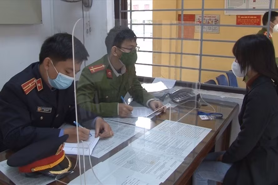 Lực lượng chức năng làm việc với đối tượng có hành vi quay phim, chụp ảnh khiêu dâm trên cầu Trường Tiền. Ảnh: C. Quang