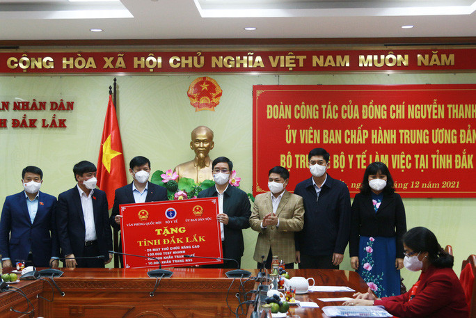  Đoàn công tác tặng trang thiết bị y tế cho tỉnh Đắk Lắk